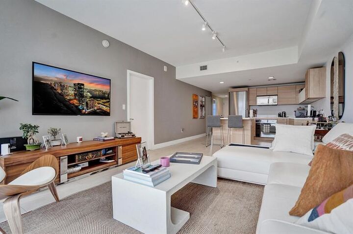 16385 Biscayne Blvd 1518  North Miami Beach FL 33160 photo