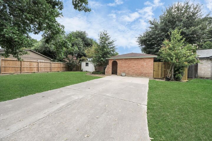 Property Photo:  1015 Stoneleigh Court  TX 77375 