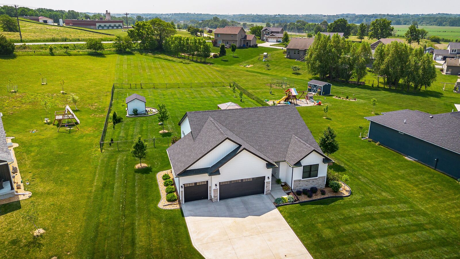Property Photo: 1304 S L Court IA 50125