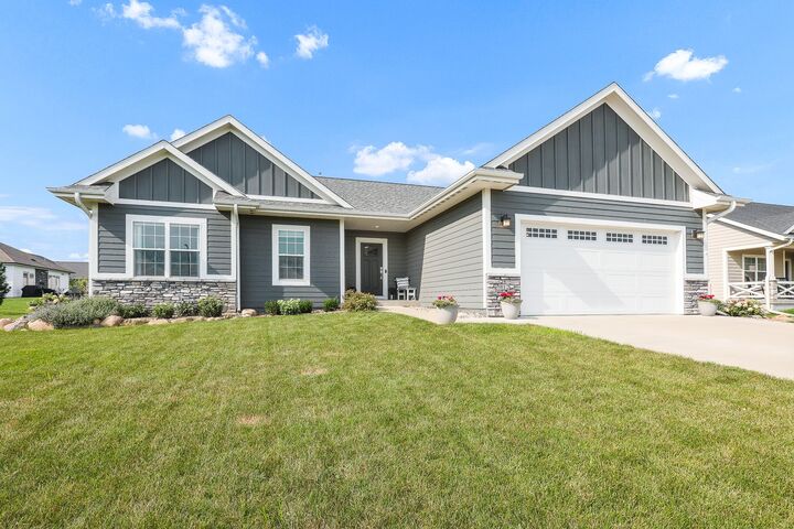 Property Photo:  912 Fountain View Drive  IA 50219 