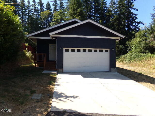 Property Photo: 163 NE 6th Street OR 97391