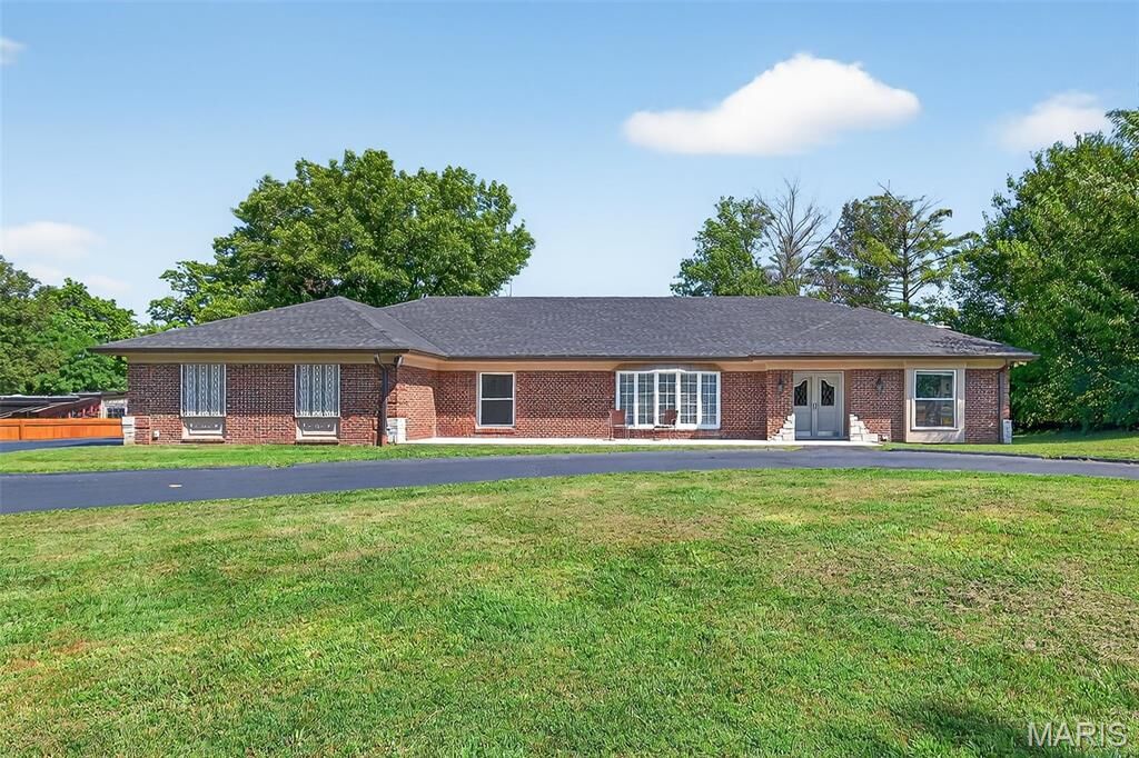 Property Photo: 9 Kirken Knoll Drive MO 63131
