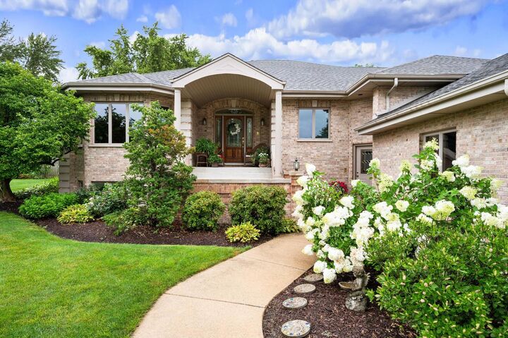 Property Photo:  426 E Niagara Avenue  IL 60193 