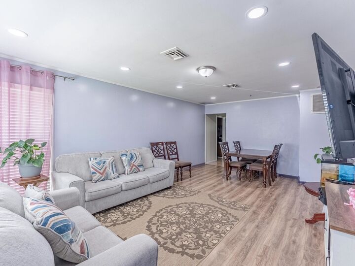 Property Photo: 920 Suffolk Avenue IL 60154