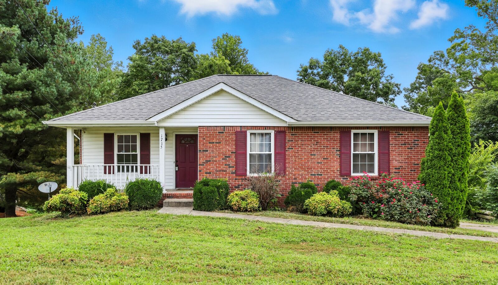 Property Photo: 1715 Thistlewood Dr TN 37042