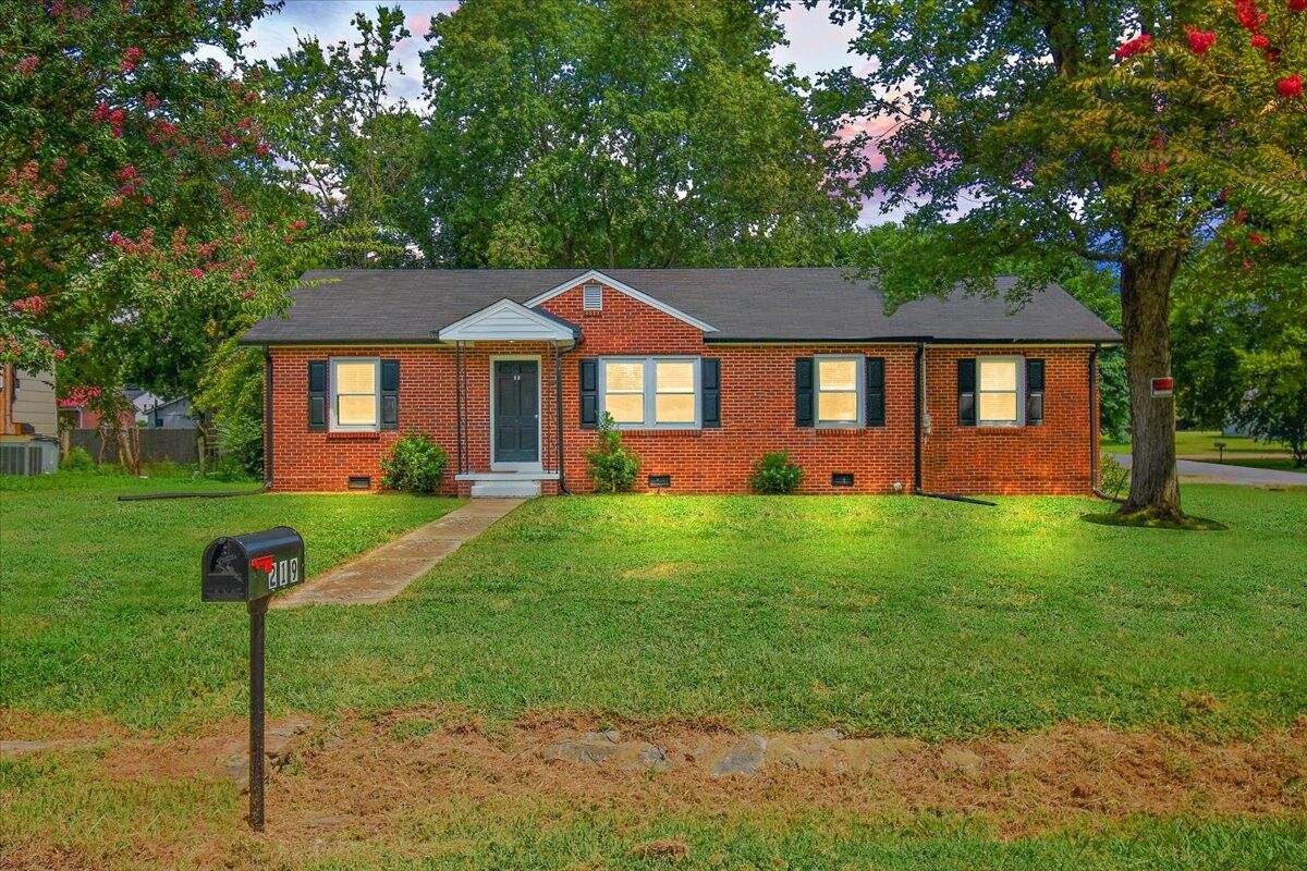 Property Photo:  219 Rolling Rd  TN 37160 