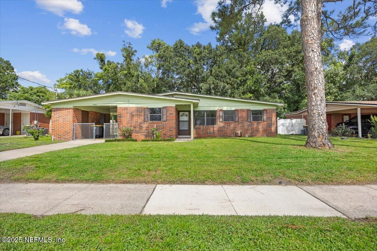 Property Photo: 2701 Sack Drive E FL 32216