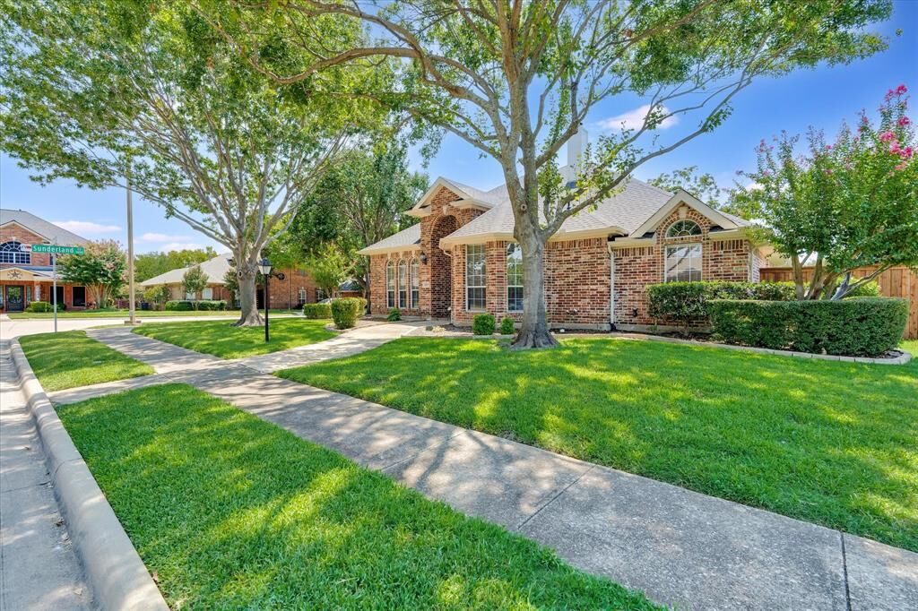 Property Photo: 1303 Woodmoor Drive TX 75013