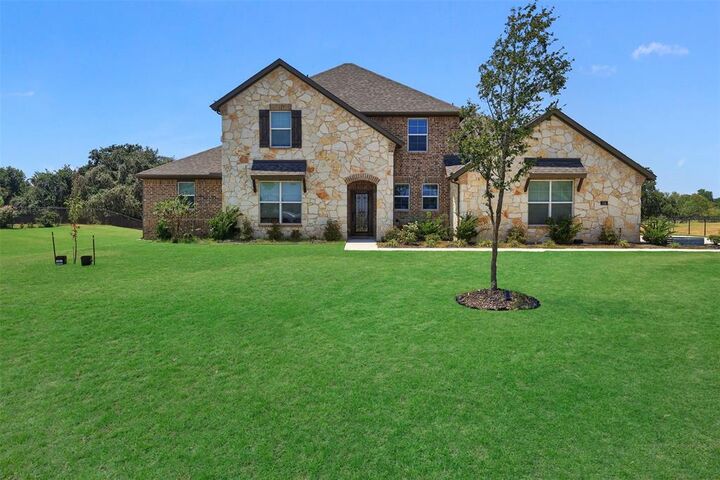 Property Photo: 154 Chester Road TX 76082