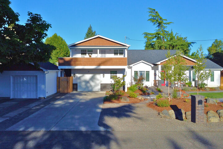 Property Photo:  2204 Meals Drive  OR 97501 