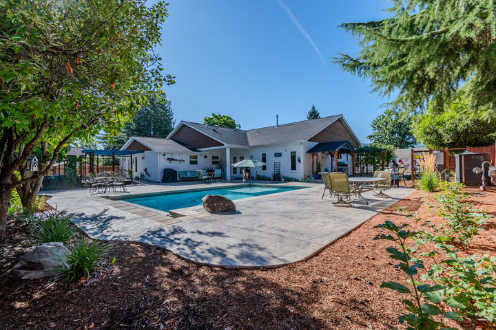 Property Photo: 2204 Meals Drive OR 97501