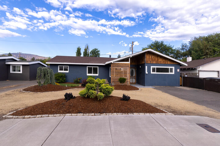 Property Photo: 1121 Washburn Way OR 97603