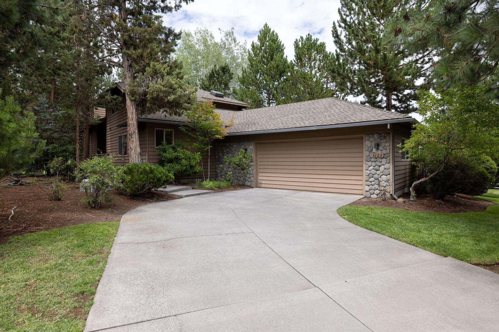 Property Photo:  3123 NW Clubhouse Drive  OR 97703 