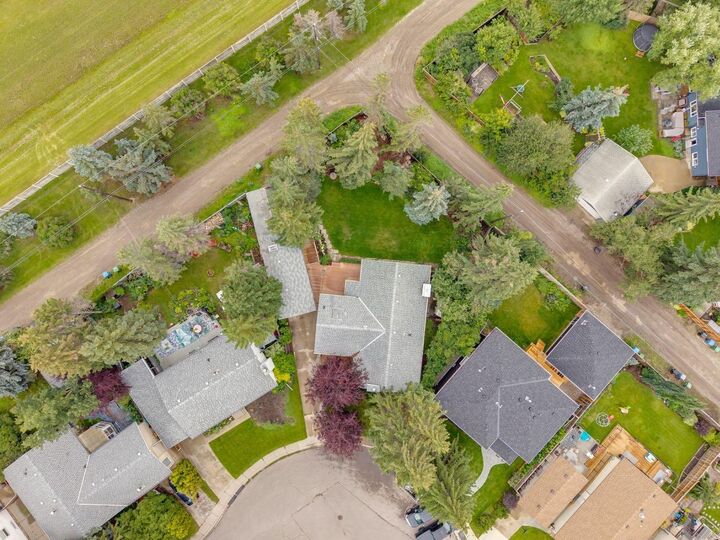 Property Photo:  5624 Ladbrooke Drive SW  AB T3E 5X8 