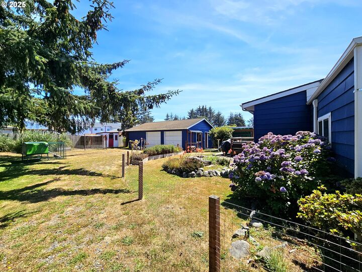 Property Photo:  434 Arnold Ln  OR 97415 