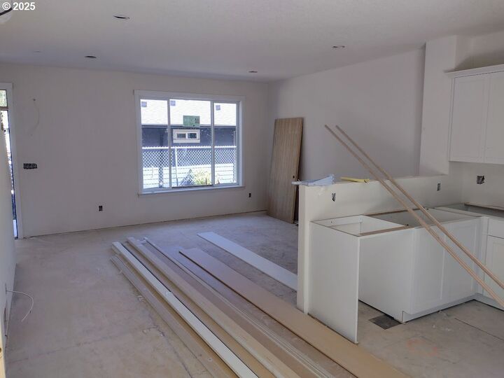 Property Photo:  8355 N Newman Ave  OR 97203 