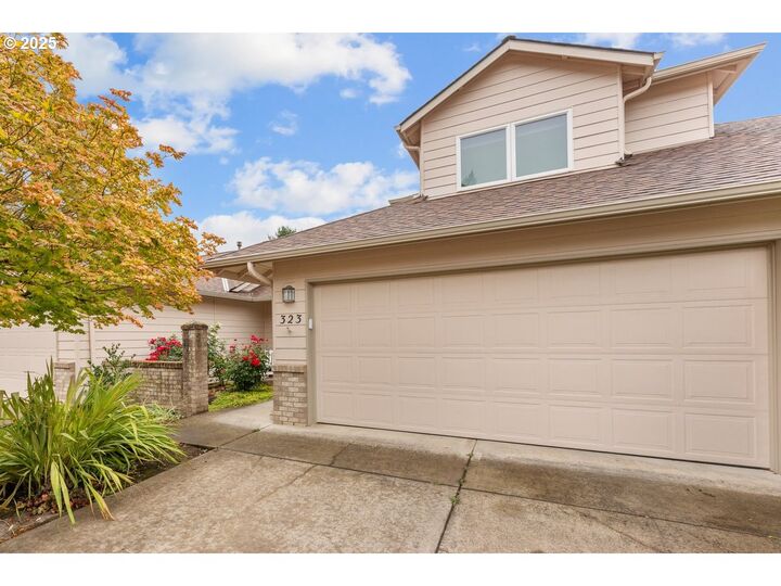 Property Photo:  323 NE Fircrest Pl  OR 97128 