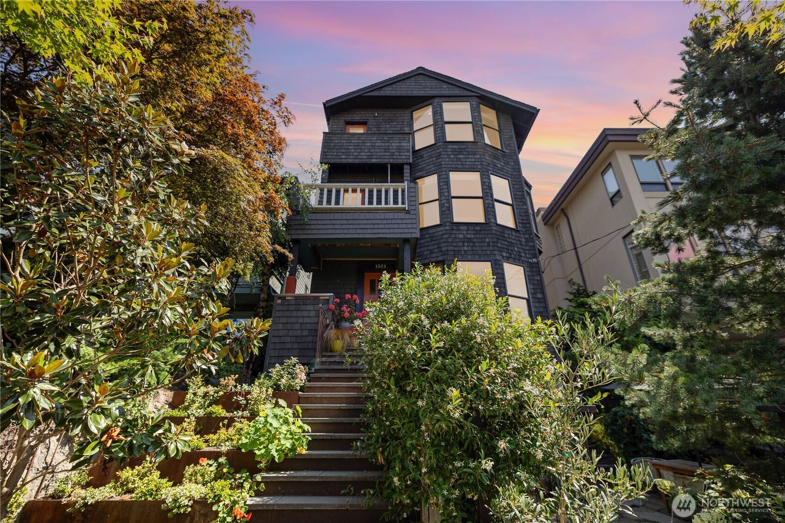 Property Photo: 1524 10th Avenue W Upper WA 98119