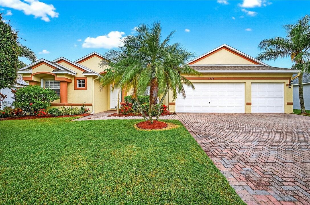 Property Photo:  1257 Scarlet Oak Circle  FL 32966 