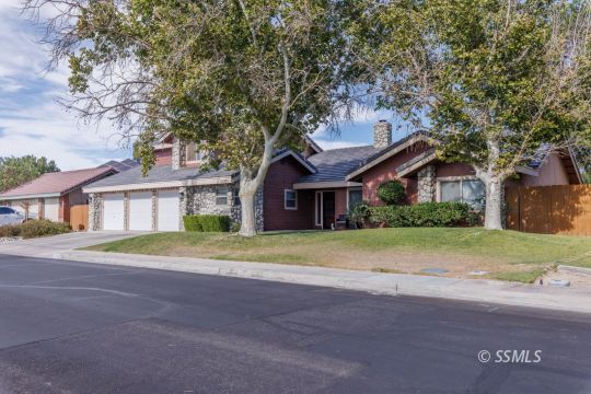 Property Photo: 1040 Meadowview Ln CA 93555