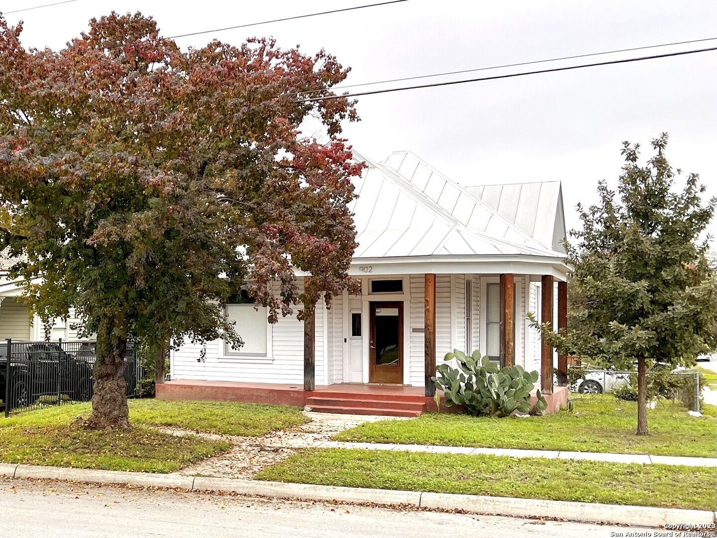 Property Photo: 902 N Pine St TX 78202