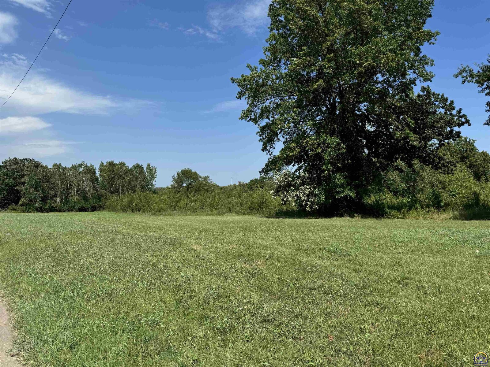 Property Photo:  802 SE 17th St  KS 66607 