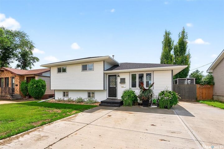 1211 Stadacona Street W  Moose Jaw SK S6H 6J3 photo