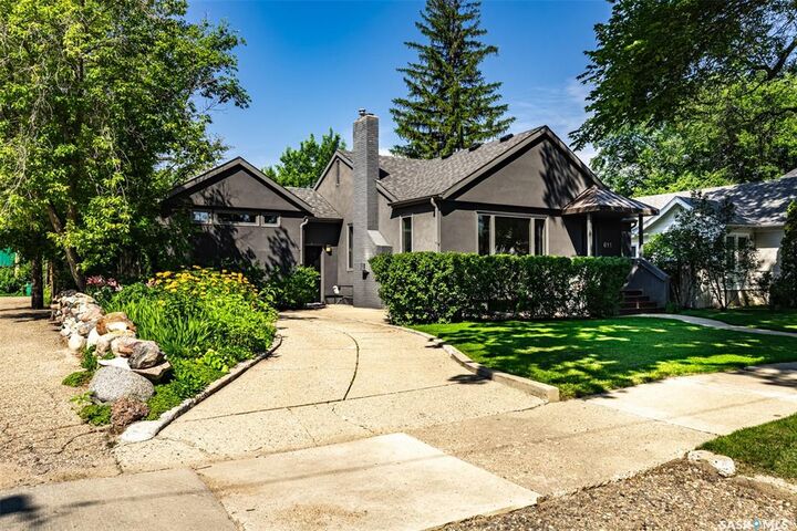 Property Photo: 611 8th Avenue N SK S7K 2W7