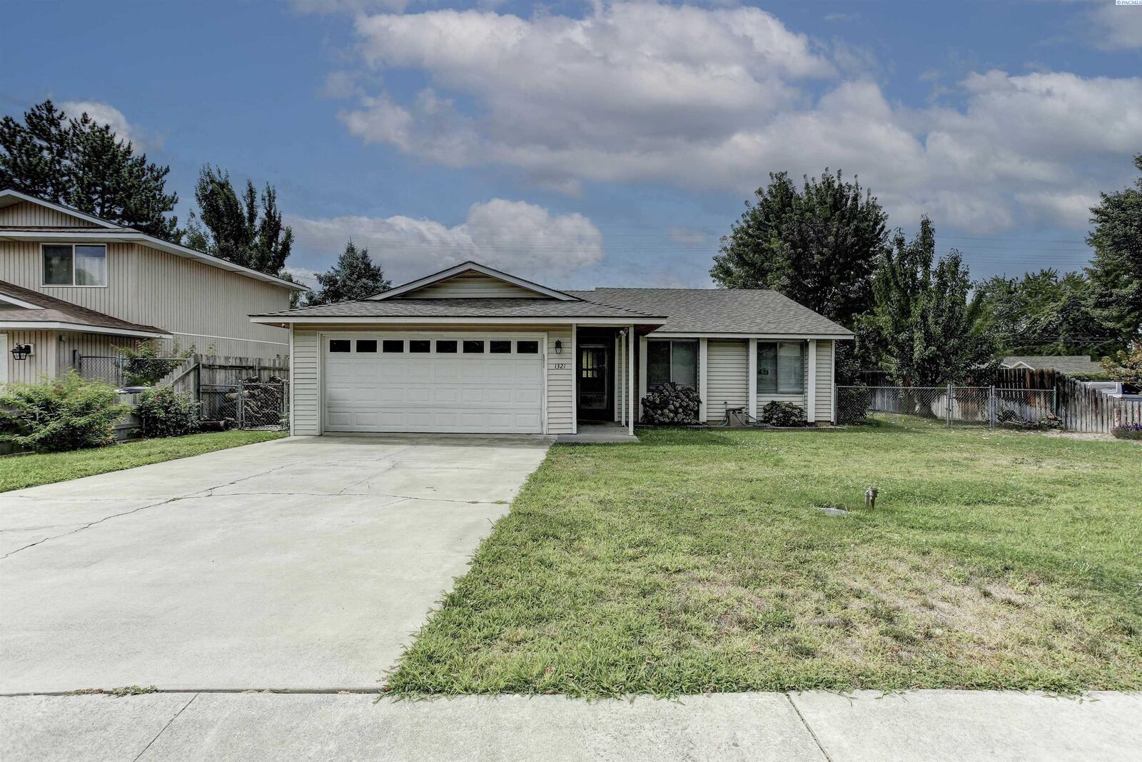 Property Photo:  1321 Woodbury St  WA 99354 
