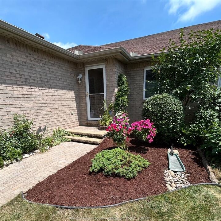 Photo de la propriété:  554 Rodfam Drive  ON N9G 2W1 