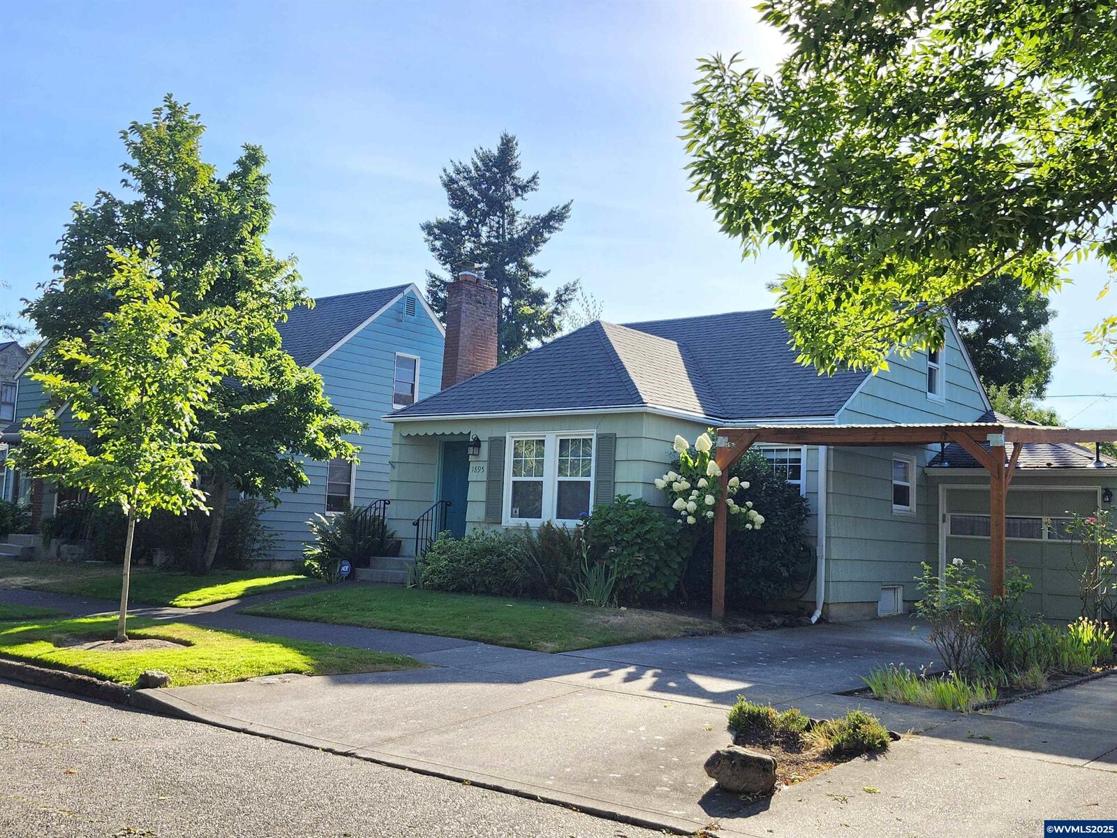 Property Photo:  1895 18th St NE  OR 97301 