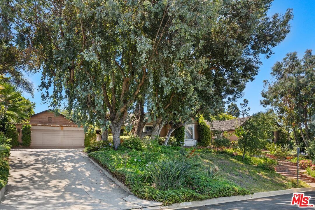 Property Photo: 11450 Ayrshire Rd CA 90049