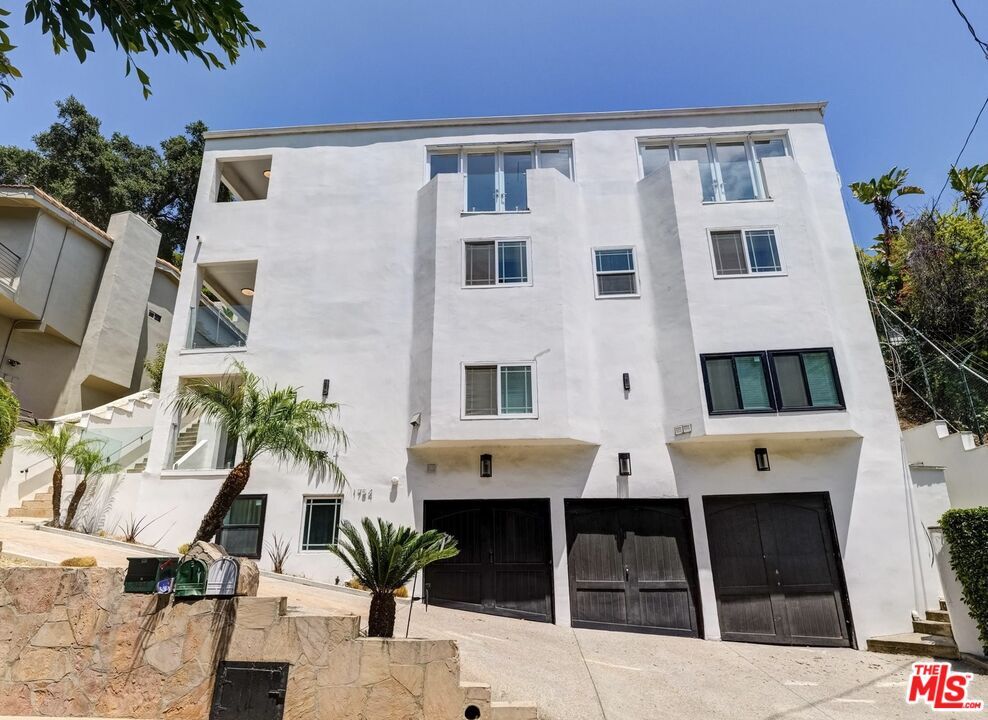 Property Photo:  1754 Franklin Canyon Dr  CA 90210 