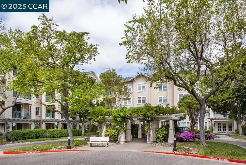 Property Photo:  1860 Tice Creek Dr 1227  CA 94595 