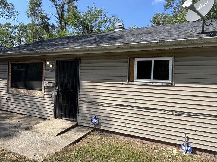 Property Photo:  2116 E 20th Avenue  IN 46407 