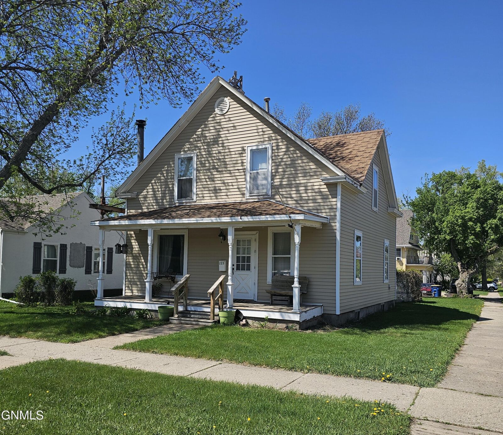 Property Photo: 223 6th Avenue NE ND 58401