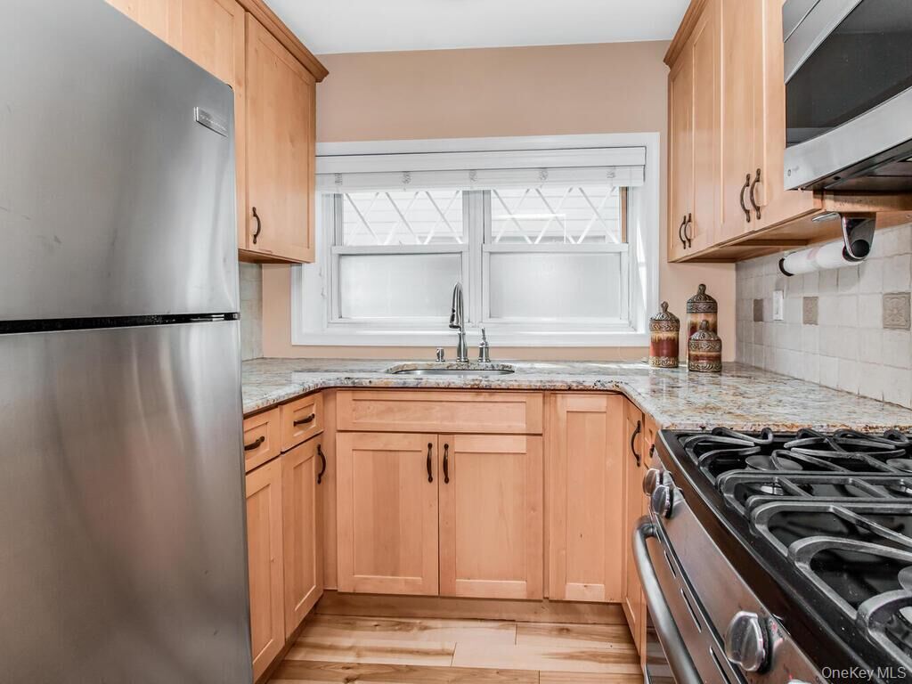 Property Photo: 4175 E Tremont Avenue NY 10465