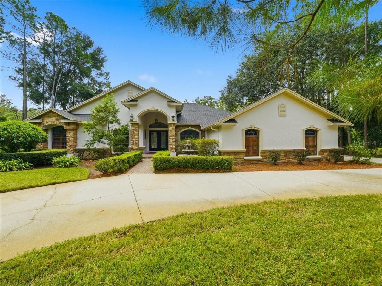 Property Photo:  412 Pine Bluff Drive  FL 33549 