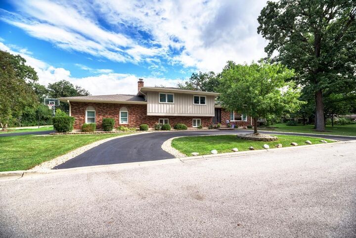 Property Photo: 329 Montclare Lane IL 60191