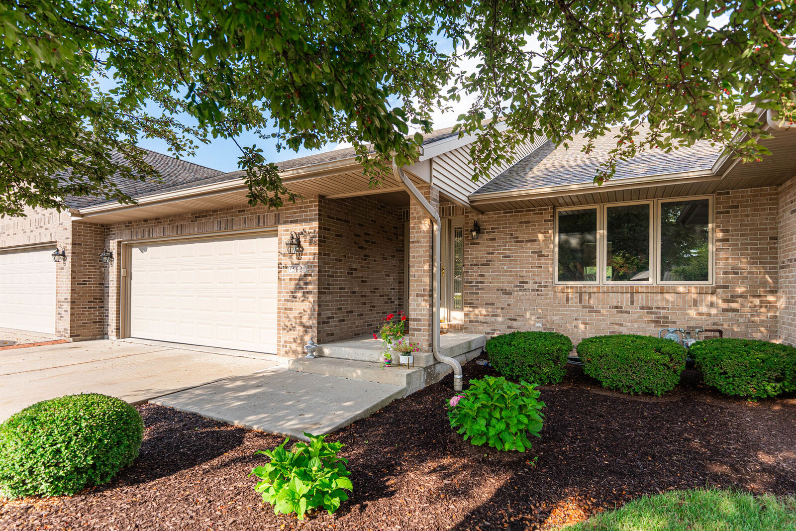Property Photo:  562 Katherine Circle  IL 60115 