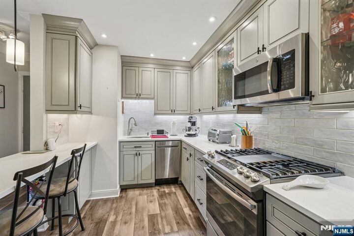 Property Photo:  312 Cypress Court 2  NJ 07446 