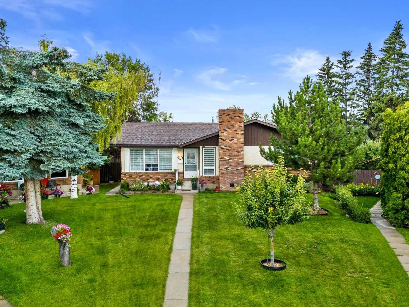 Property Photo:  12 Whiteland Bay NE  AB T1Y 3M5 