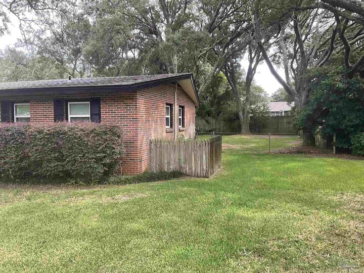 Property Photo: 405 York St FL 32561