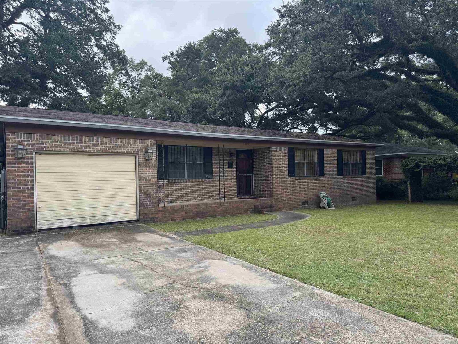 Property Photo:  1210 E Maxwell St  FL 32503 