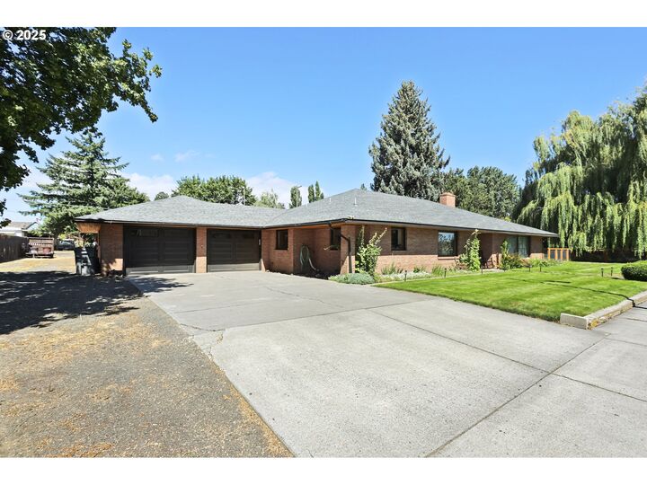 Property Photo:  236 N Mill St  OR 97029 