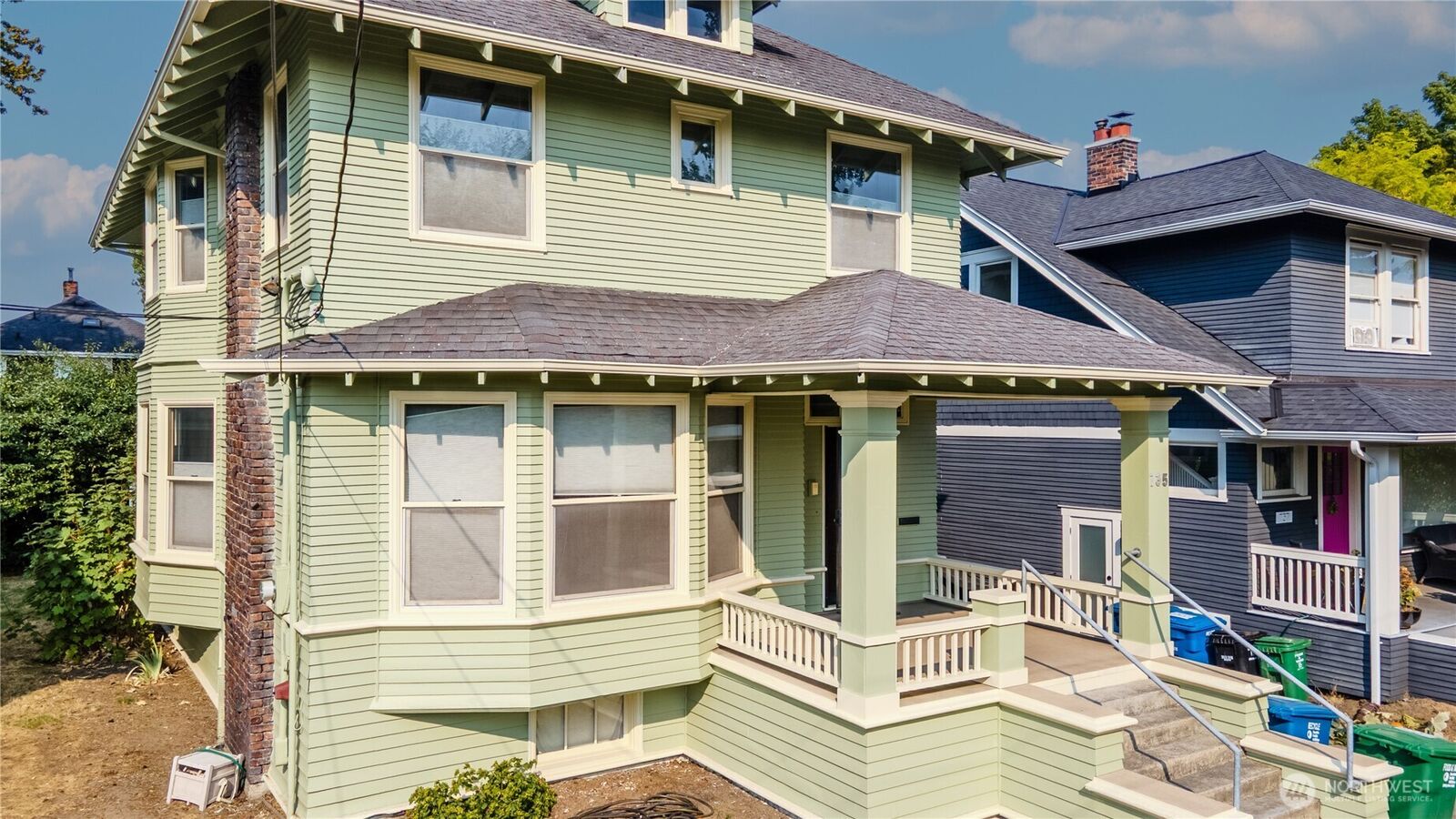 Property Photo:  735  33 Avenue  WA 98122 