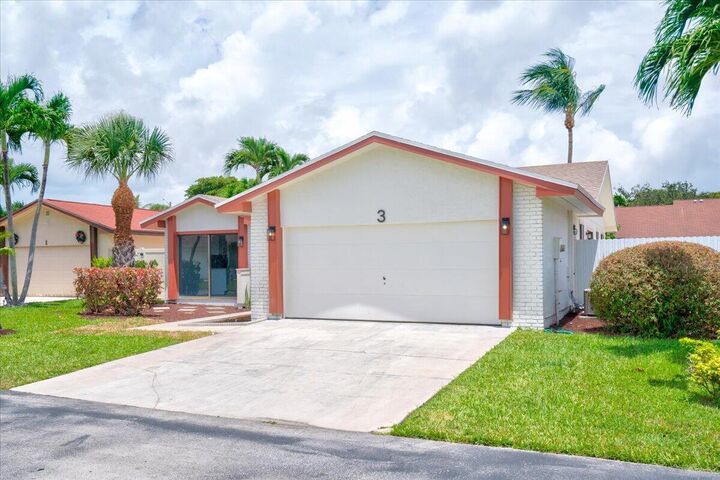 Property Photo: 3 Fawlkland Circle FL 33426