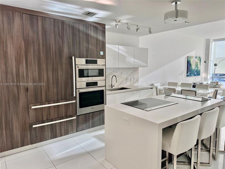 Property Photo:  851 NE 1st Ave 1106  FL 33132 