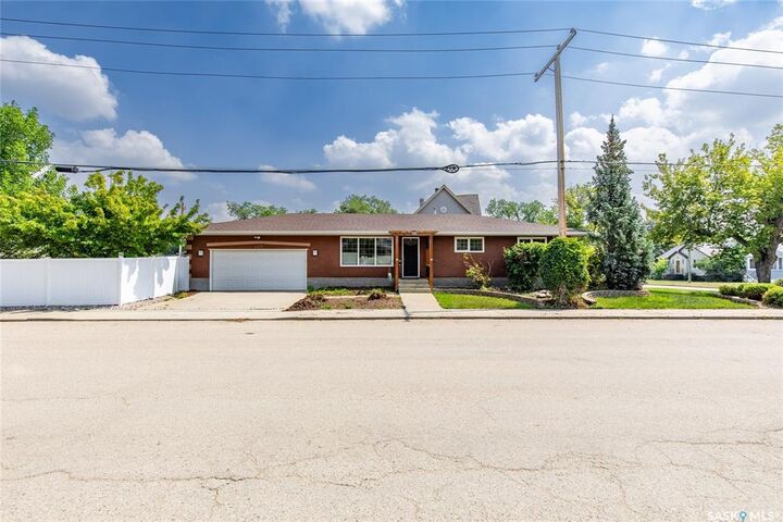 Property Photo:  405 4th Avenue NE  SK S6H 8B8 