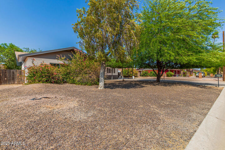 Property Photo: 1114 E Laurel Drive AZ 85122